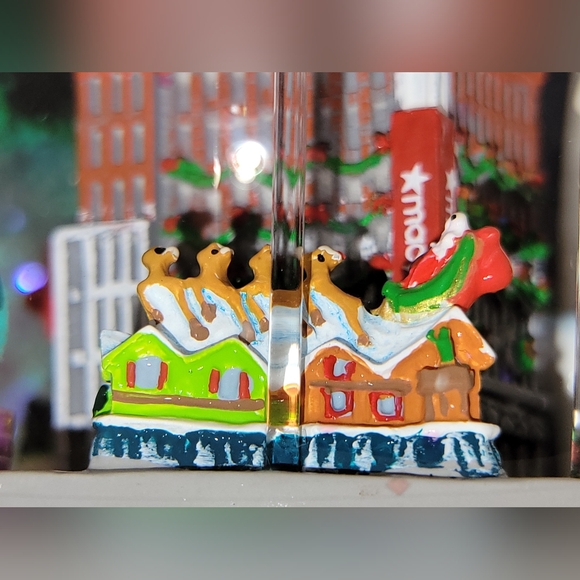 Macy's Thanksgiving Day Parade 2024 Musical Snow Globe - Picture 5 of 12